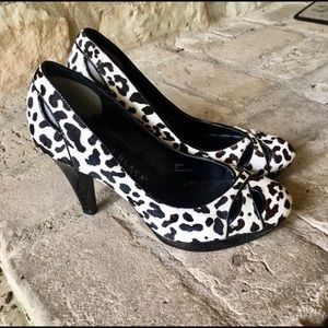 White House Black Market size 7 heels